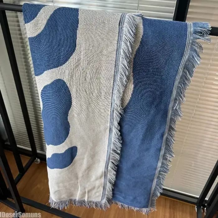 Couverture de canapé décontractée bleue avec glands