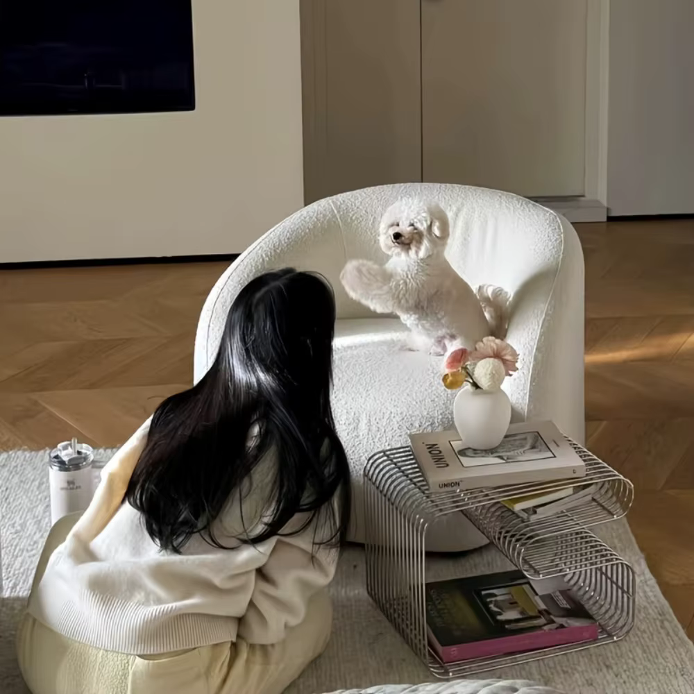 Une table basse minimaliste moderne multifonctionnelle pour le salon, avec des accents métalliques e