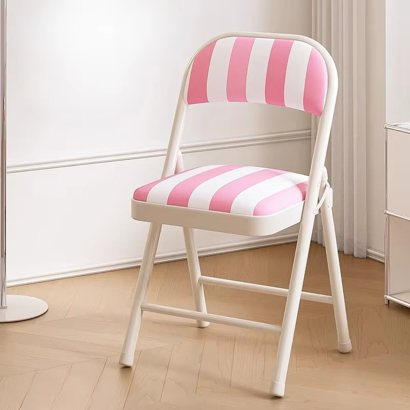 Chaise pliable polyvalente, construction en métal robuste avec siège rayé rembourré confortable, des