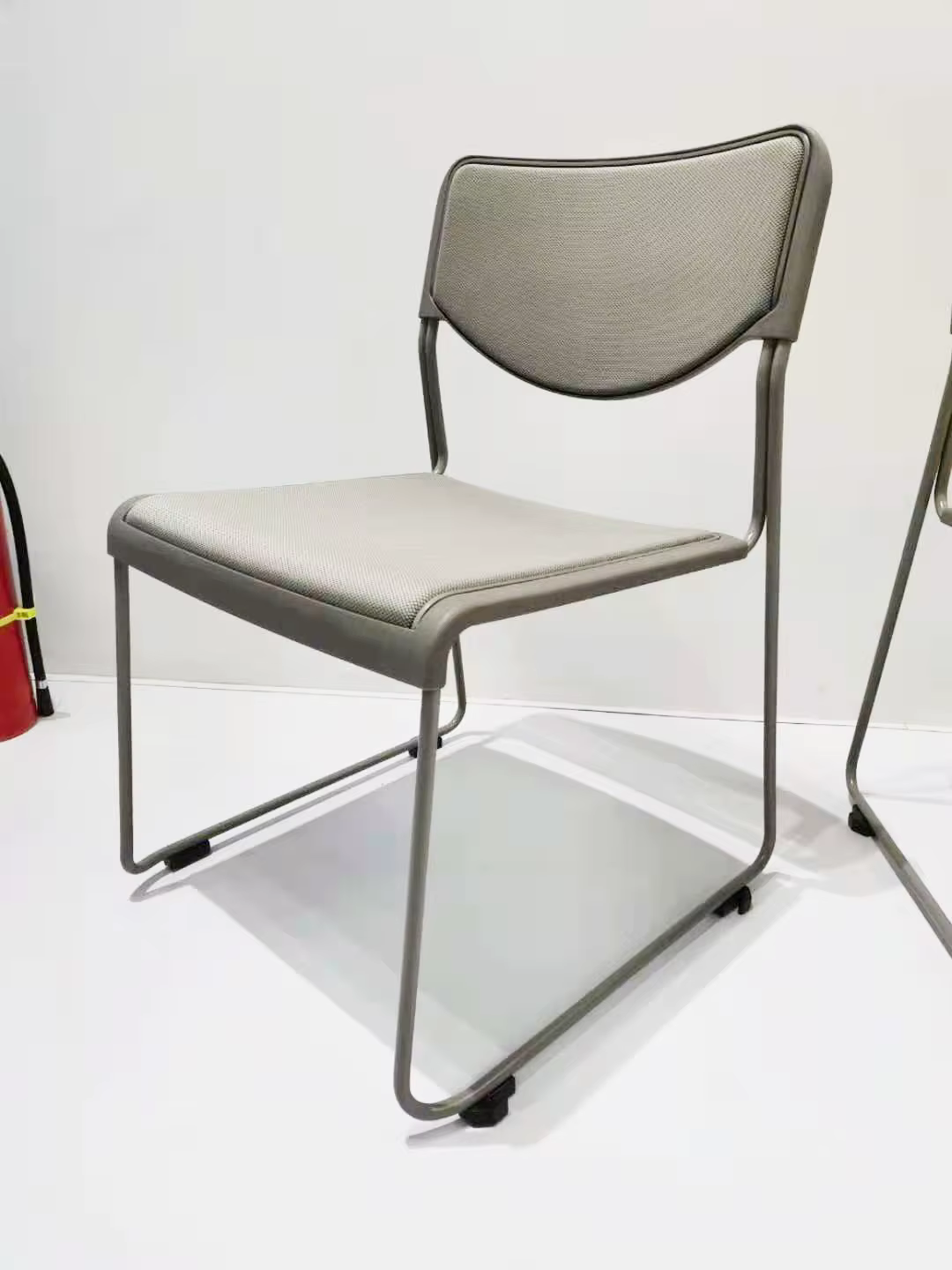 Chaise contemporaine 2041B, Installation gratuite, chaise de conférence empilable sans accoudoirs po