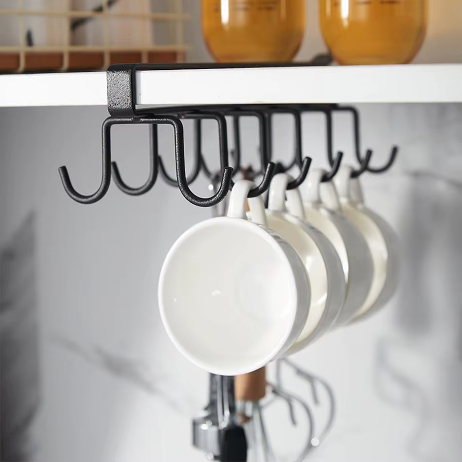Support de tasses sous l'armoire