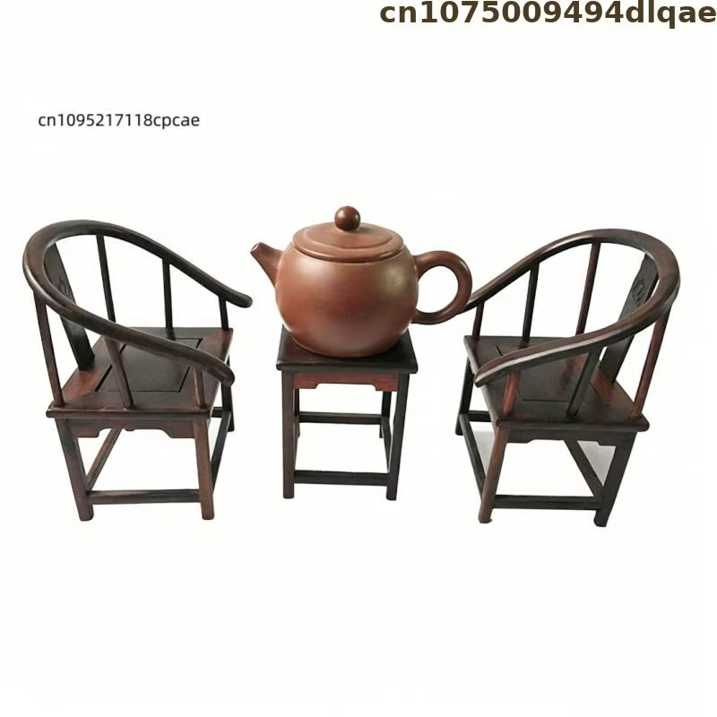 Miniature de fauteuil et table en bois de séquoia de style antique