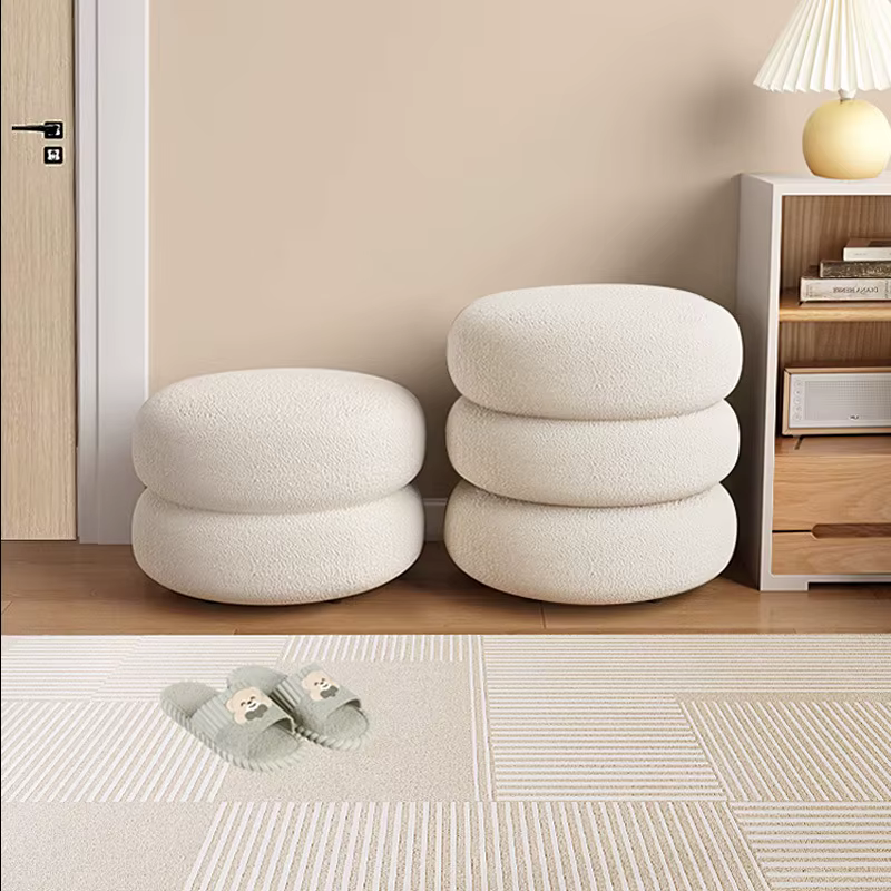 Tabouret rond en laine d'agneau crème, petit repose-pieds, maison, salon, entrée, changement de chaussures, siège, porte de jetée