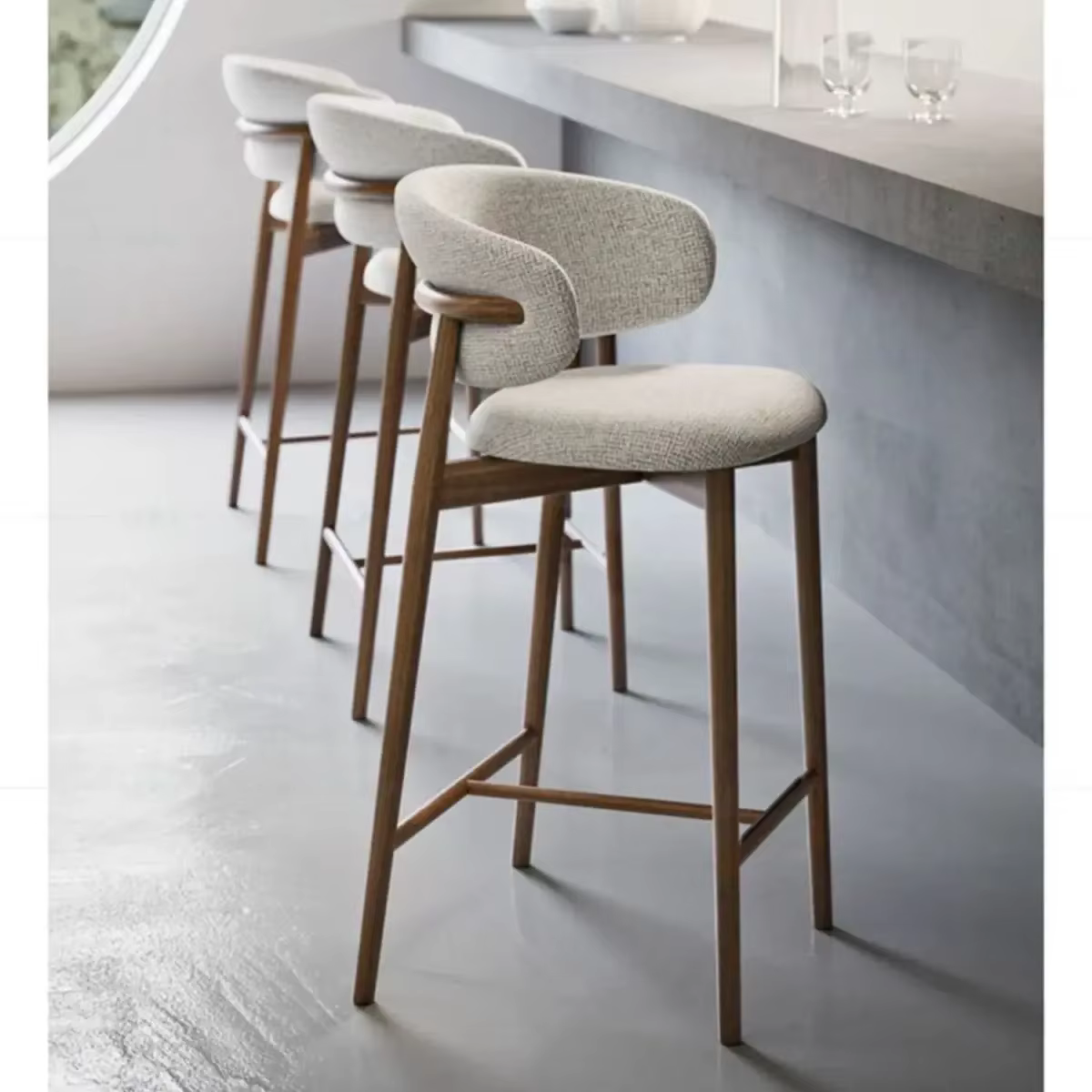 Chaises modernes en bois massif