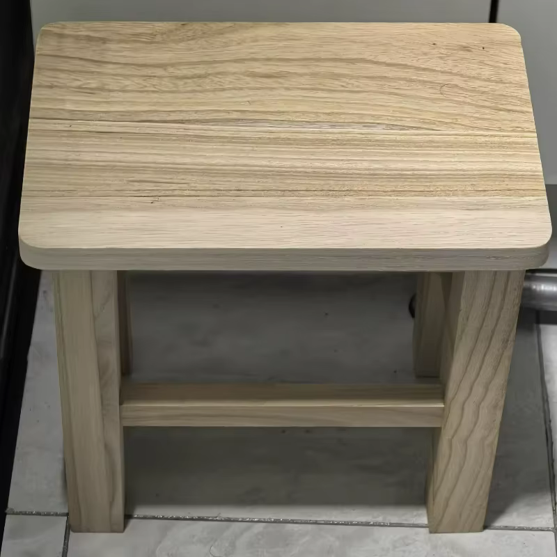 Nouveau tabouret en bois massif