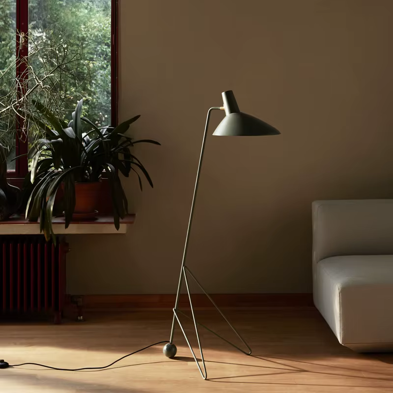 Lampadaire LED vintage noir sur pied avec trépied