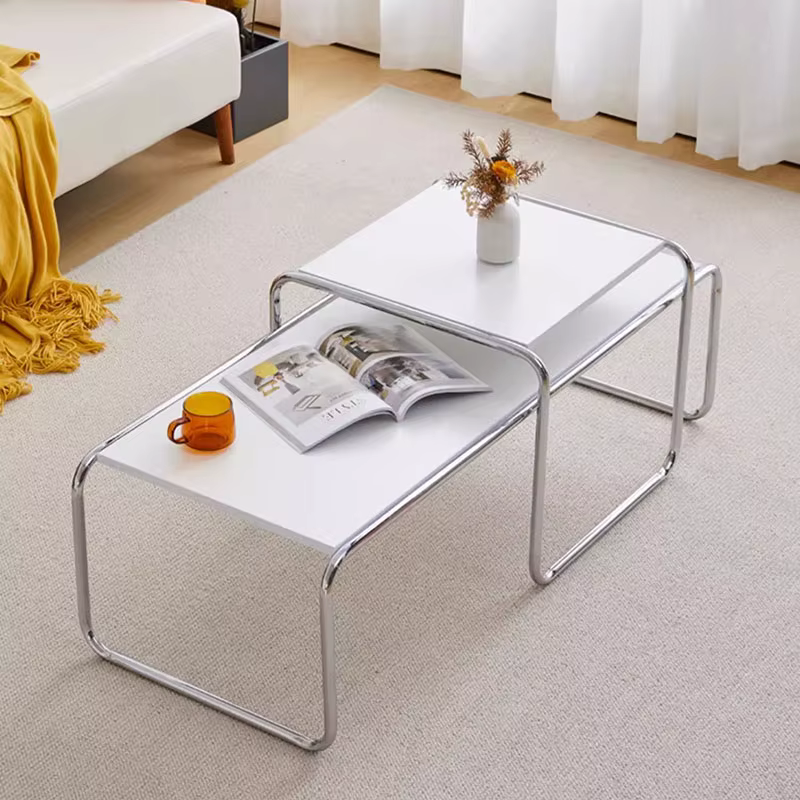 Table basse unique en métal au design moderne