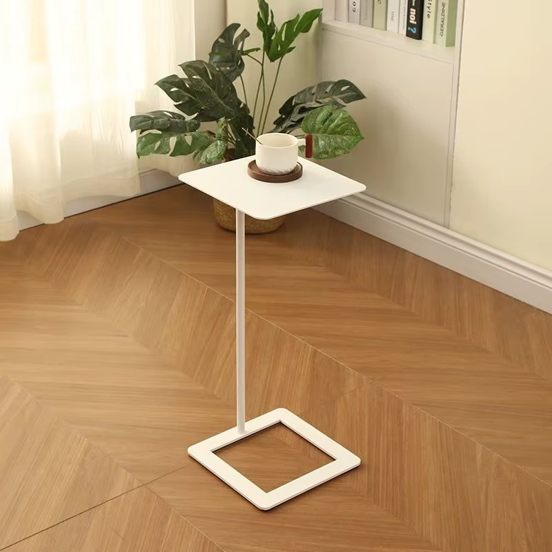 Table d'appoint stable en forme de C qui se glisse sous le canapé