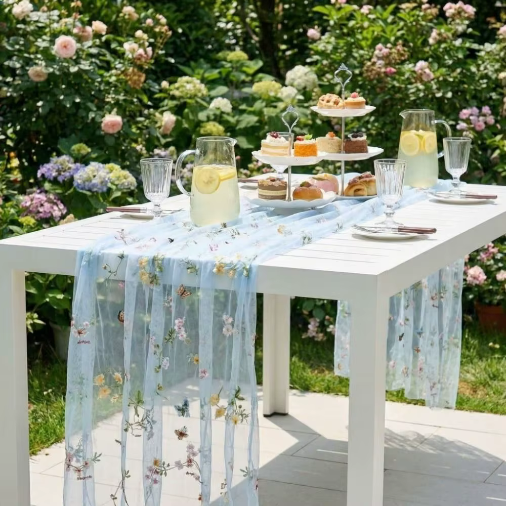 Chemin de table vintage français brodé de fleurs