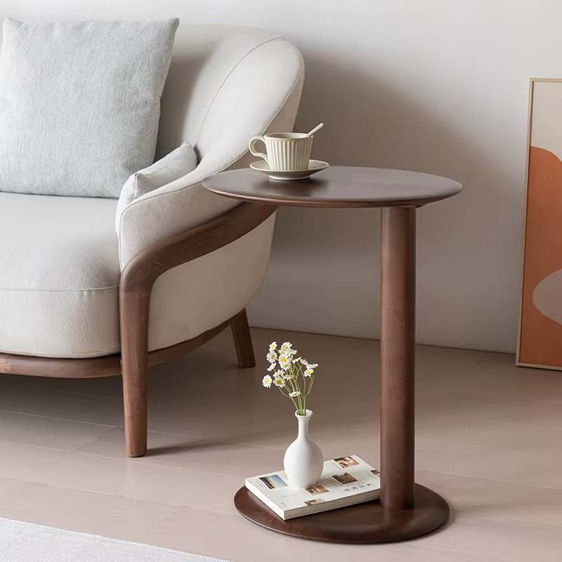 Petite table d'appoint en bois massif
