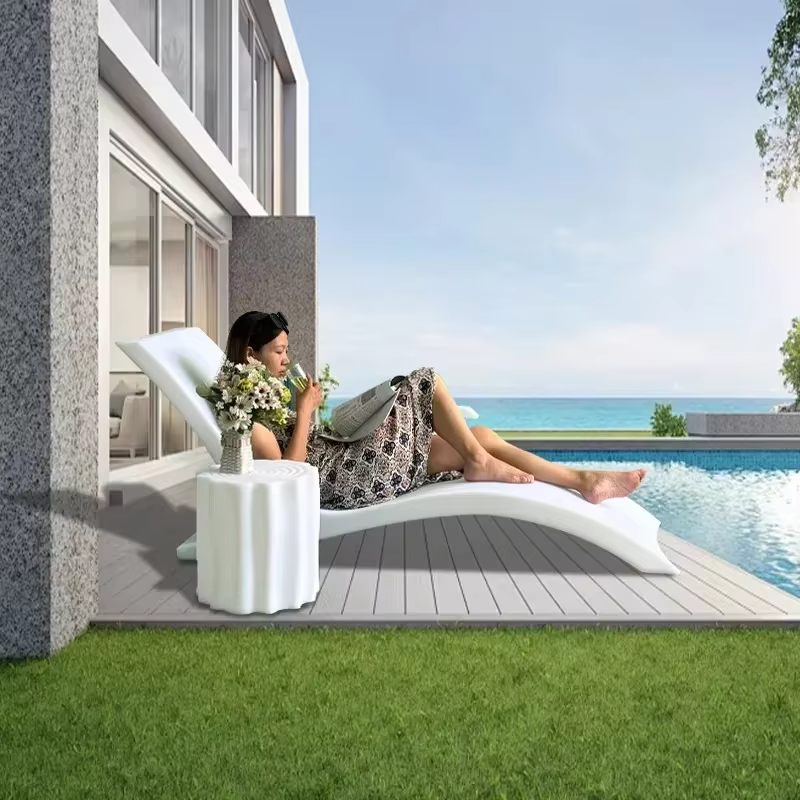 Chaises longues en plastique pour loisirs intérieurs et extérieurs pour les vacances